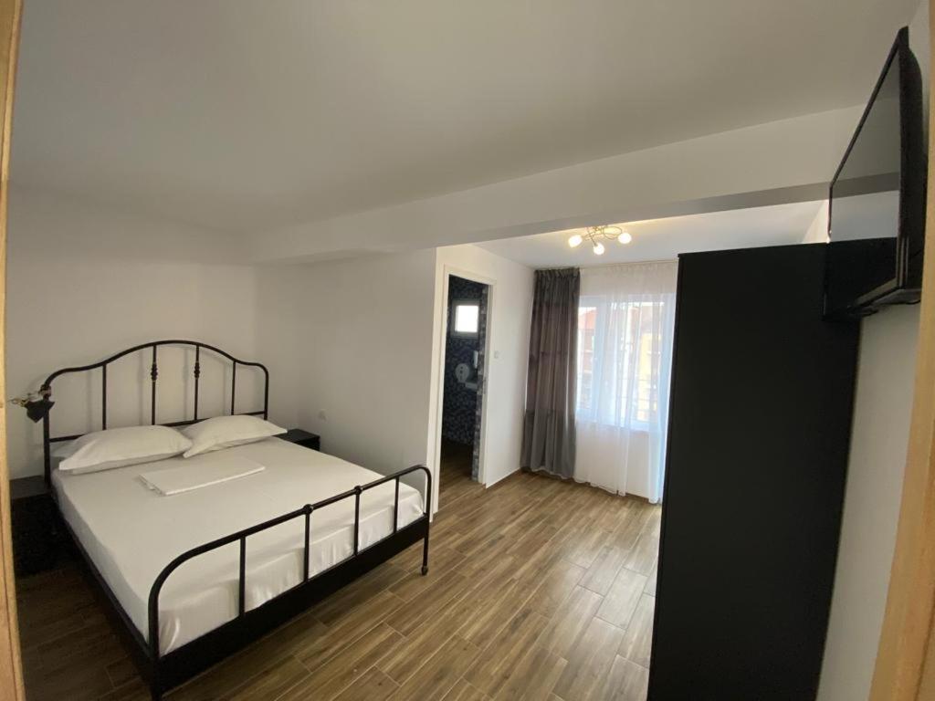 Hotel Casa Ciobi Două Mai Esterno foto